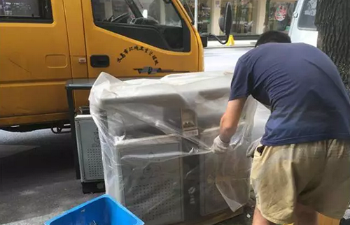    義烏這個果皮箱有“搞頭”，上面還可以發(fā)布公益廣告