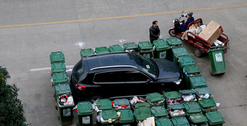 隨意亂停車，大爺搬垃圾桶怒攔私家車 