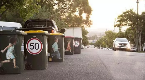 垃圾桶上貼安全標(biāo)識，提醒司機‘不要超速’