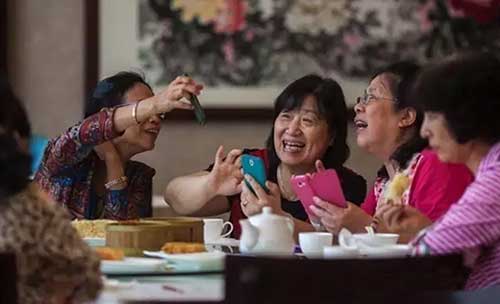 書報亭、早餐車，甚至垃圾桶都有二維碼“身份證”了。