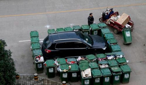 汽車被垃圾桶包圍是被惡搞還是得罪人了？