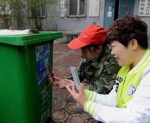 書報亭、早餐車，甚至垃圾桶都有二維碼“身份證”了。