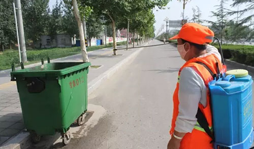 致敬環(huán)衛(wèi)工人，細心消除垃圾桶邊的蚊蠅