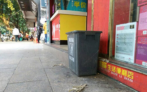 垃圾桶當足球踢？！城區(qū)大半年累計丟近千個垃圾桶